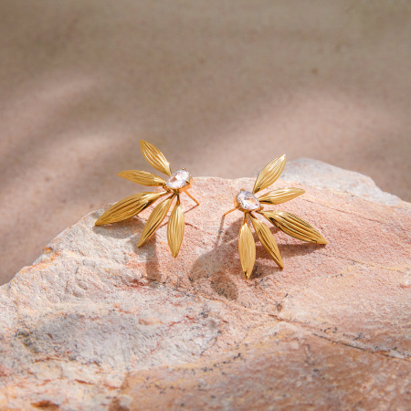 Boucles d'oreilles puces élégantes en acier inoxydable doré, ornées de zircon, avec motif feuilles (1 paire). 2