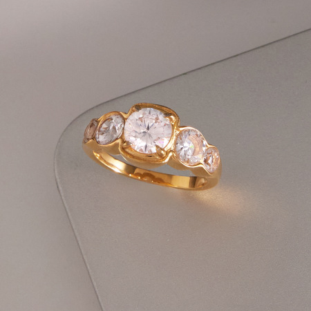 Bague élégante ronde en acier inoxydable étanche couleur or avec zircon pour femme (1 pièce). 2
