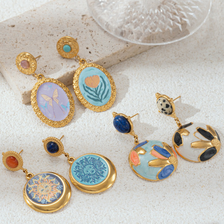 1 paire de boucles d'oreilles pendantes romantiques en acier inoxydable doré, émaillées et imperméables, en forme de fleur. 2