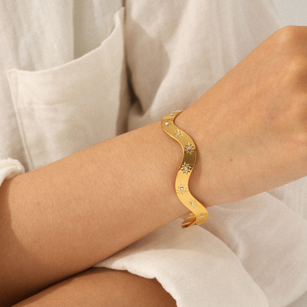 Bracelet Manchette En Acier Inoxydable Doré, Étanche, Orné D'Un Zircon Et D'Une Étoile De Forme Irrégulière (1 Pièce). Image5