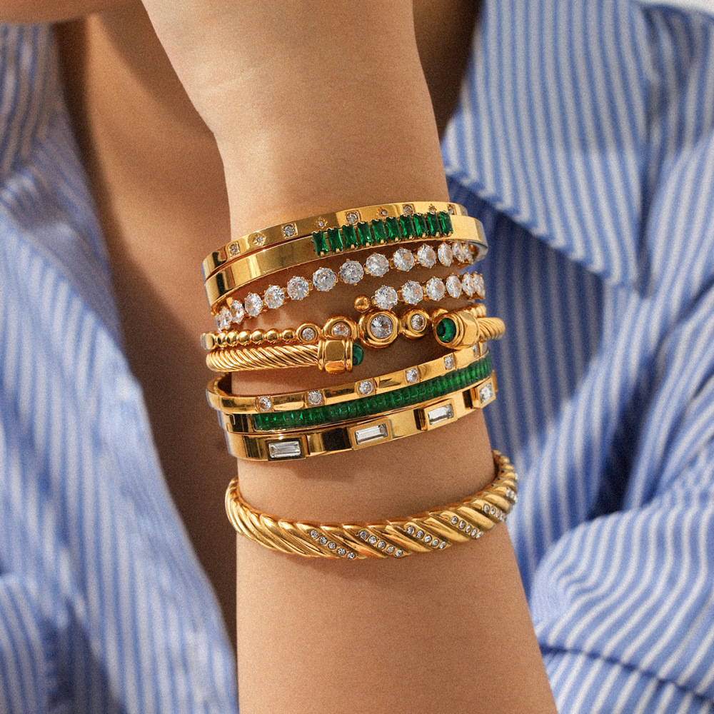 Bracelet Jonc Luxueux En Acier Inoxydable Étanche Couleur Or Avec Zircon (1 Pièce) Image4