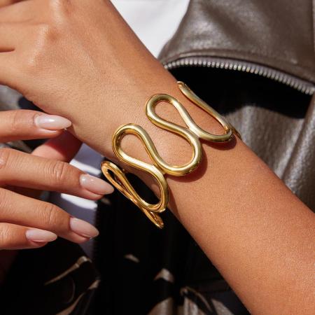 Bracelet manchette classique à lignes ondulées pour femme, en acier inoxydable étanche, couleur or (1 pièce).