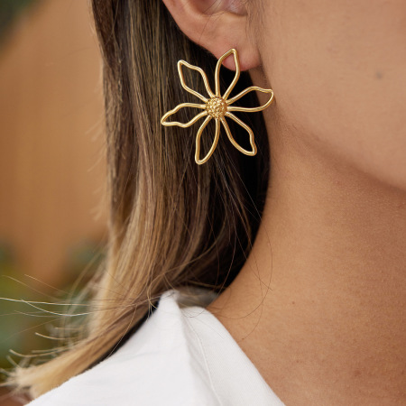 1 paire de boucles d'oreilles puces pour femme, en acier inoxydable étanche, couleur or, ornées de délicates lignes florales 2
