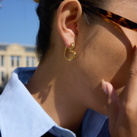 1 paire de boucles d'oreilles créoles élégantes en forme de cœur, en acier inoxydable étanche, couleur or, pour femme. 2