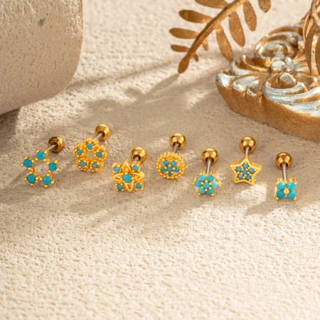 Boucles d'oreilles pendantes élégantes en forme d'étoile, couleur cuivre doré, avec pierres artificielles vertes.