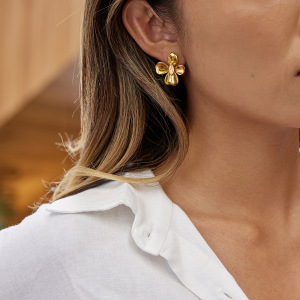 1 Paire De Boucles D'Oreilles Puces Pour Femme, En Acier Inoxydable Doré, Imperméables, Ornées De Zircon Et De Fleurs Éblouissantes. h5 Image3