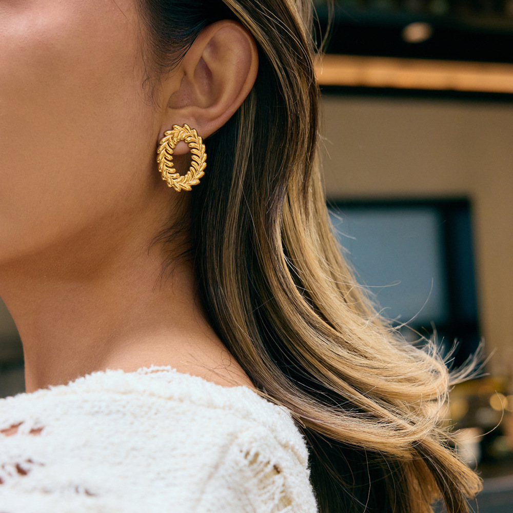 Boucles D'Oreilles Puces Pour Femme, En Acier Inoxydable Doré, Imperméables, En Forme De Feuille Moderne (1 Paire). Image4