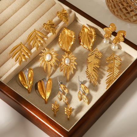 1 paire de boucles d'oreilles à clous en acier inoxydable doré, étanches, en forme de feuille
