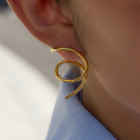 1 paire de boucles d'oreilles puces modernes incurvées en acier inoxydable étanche couleur or pour femme