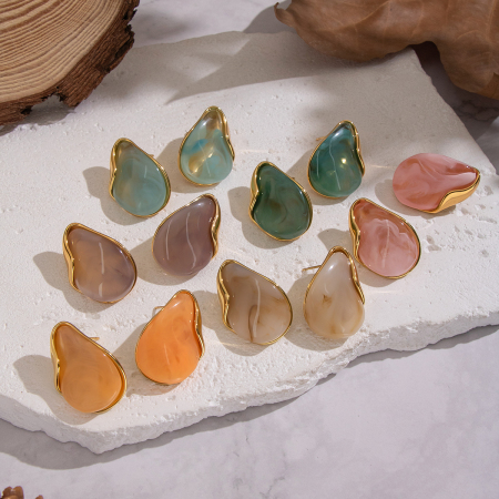 1 paire de boucles d'oreilles à clous en résine dorée ombrée