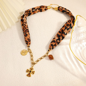 Collier Pendentif Femme Croix Lune Quotidienne En Acier Inoxydable Étanche (1 Pièce) h5 Image3