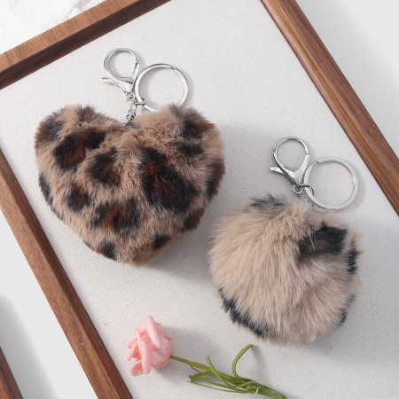 1 porte-clés rétro en peluche en forme de cœur à imprimé léopard 2