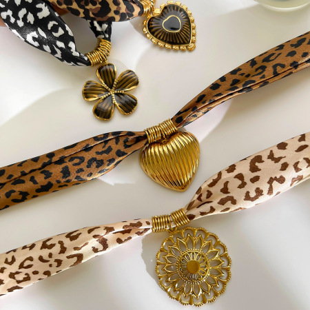 Collier pendentif fleur couleur or en tissu léopard (1 pièce) 2