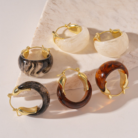 1 paire de boucles d'oreilles créoles en résine cuivrée ombrée