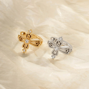 Boucles D'Oreilles Créoles Glamour En Cuivre Et Zircon Avec Croix (1 Pièce) h5 Image5
