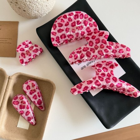 1 pince à cheveux pour femme en PVC à imprimé léopard rose tendre