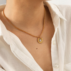 Collier Pendentif En Zircon En Forme De U, Couleur Or, En Acier Inoxydable Étanche (1 Pièce) h5 Image5