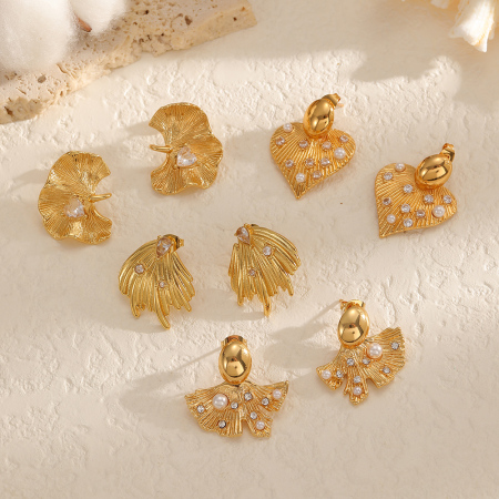 1 paire de boucles d'oreilles à clous en forme de feuille, en acier inoxydable, étanches, couleur or, ornées de strass. 2