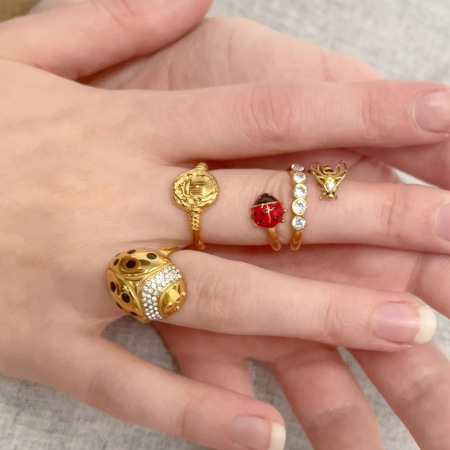 Bague en acier inoxydable doré, imperméable, ornée d'un zircon et ornée d'un motif d'insecte délicat (1 pièce).