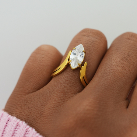 Bague imposante en acier inoxydable doré, forme irrégulière, étanche, avec zircon. 2