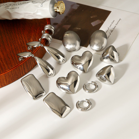 1 paire de boucles d'oreilles puces en acier inoxydable étanches en forme de cœur 2