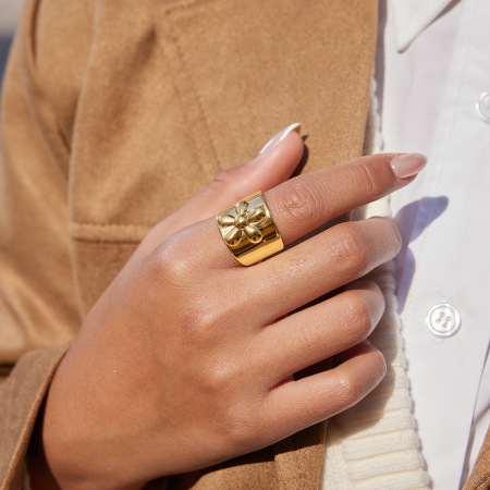 Bague élégante en acier inoxydable doré, ornée d'un motif floral exquis (1 pièce).
