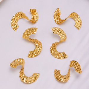 Boucles D'Oreilles Puces Pour Femme, En Acier Inoxydable Doré, Motif Martelé En Forme De S (1 Paire). h5 Image4