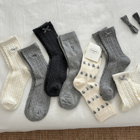 1 paire de chaussettes mi-mollet en coton à nœud torsadé, couleur unie