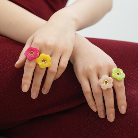 Bague tendance en acier inoxydable doré, ornée d'une fleur acrylique colorée (1 pièce).