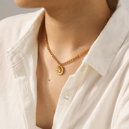 Collier pendentif en zircon en forme de U, couleur or, en acier inoxydable étanche (1 pièce) 2
