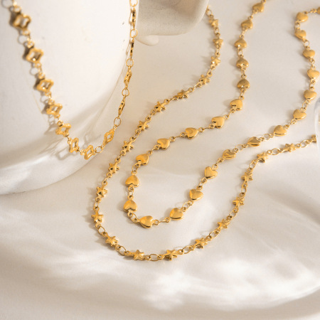 Collier chaîne femme simple et discret en acier inoxydable, couleur or, avec pendentif cœur discret. 2