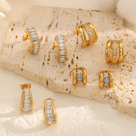 1 paire de boucles d'oreilles créoles en acier inoxydable doré, étanches, en forme de C, ornées de strass. 2