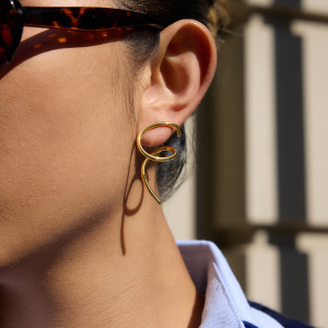 1 Paire De Boucles D'Oreilles Puces Modernes Incurvées En Acier Inoxydable Étanche Couleur Or Pour Femme h5 Image3