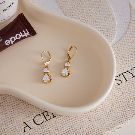 Boucles d'oreilles pendantes pour femme, motif chaton, en acier inoxydable, étanches, couleur or, avec zircon (1 paire). 2