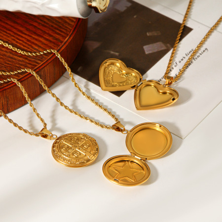 Collier pendentif rétro en acier inoxydable doré, étanche, avec motif en relief 2