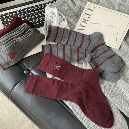 1 paire de chaussettes mi-mollet Cut Red Heart pour femmes