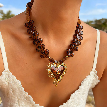 Collier pendentif cœur en perles de résine léopard (1 pièce) 2