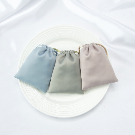 Pochette à bijoux à cordon en satin uni (1 pièce) 2