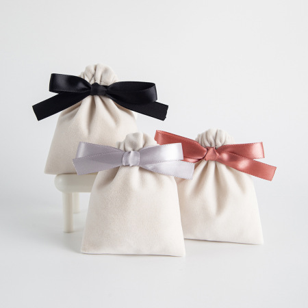 Pochette à bijoux en flanelle unie avec nœud papillon et cordon de serrage (1 pièce) 2