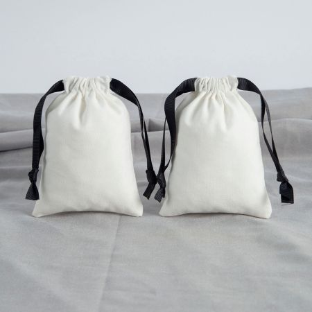 1 pochette à bijoux en coton uni