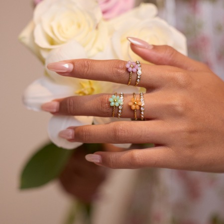 Bague femme romantique en acier inoxydable doré, ornée d'une fleur et d'une étoile.