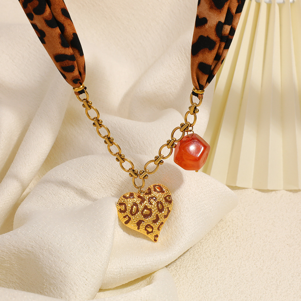 Collier Pendentif Femme Étanche En Acier Inoxydable À Motif Léopard Et Cœur (1 Pièce) Image3