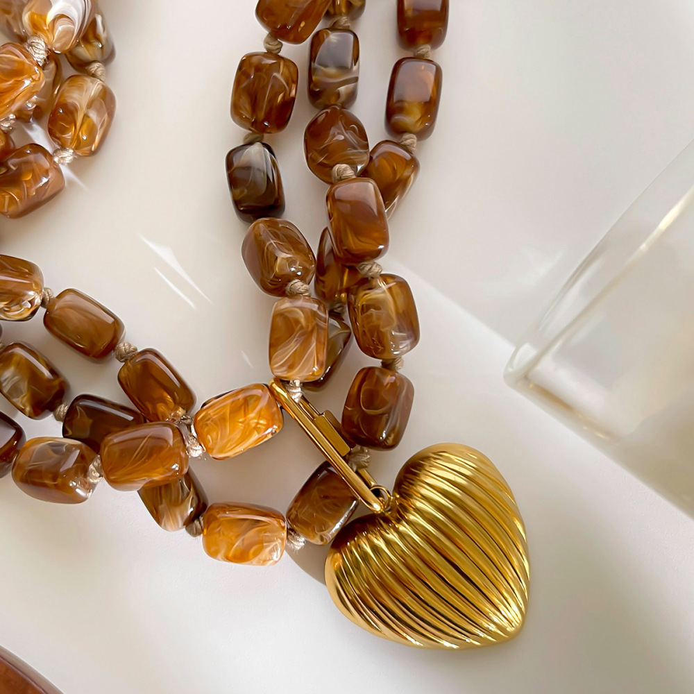 Collier À Plusieurs Rangs Avec Pendentif Cœur En Perles De Résine Dorées Image4