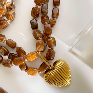 Collier À Plusieurs Rangs Avec Pendentif Cœur En Perles De Résine Dorées h5 Image4