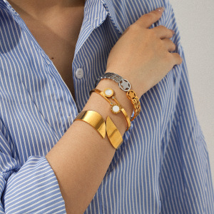 Bracelet Rétro Ajouré En Acier Inoxydable Étanche Couleur Or (1 Pièce) h5 Image3