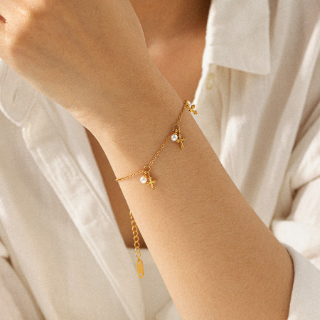 Bracelet à breloques en acier inoxydable doré, étanche, avec croix et perle (1 pièce).