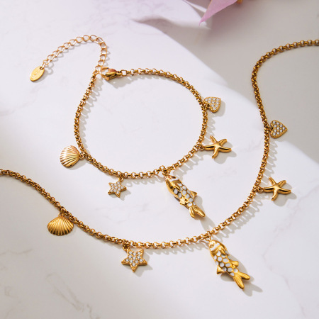 Collier pendentif femme en acier titane doré avec zircon, représentant un poisson délicat (1 pièce) 2