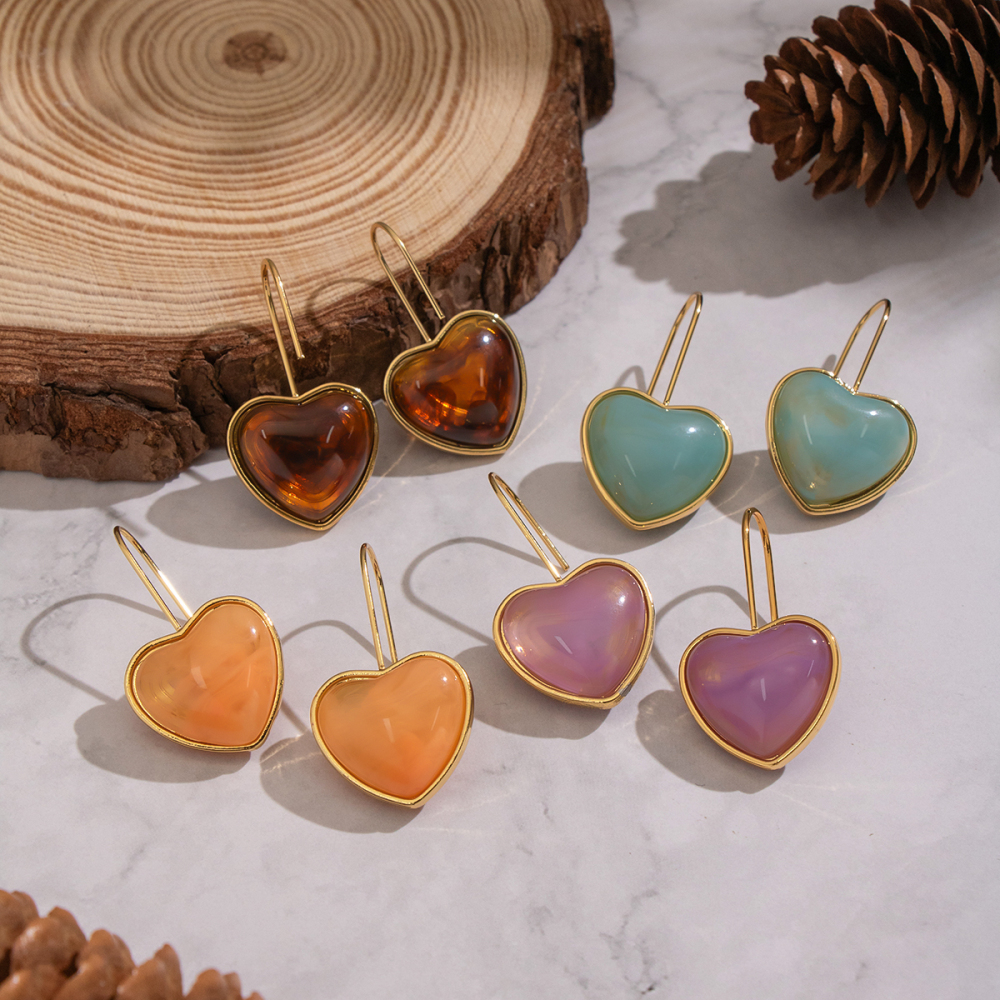 Boucles D'Oreilles Pendantes En Résine Dorée En Forme De Cœur (1 Paire) Image4