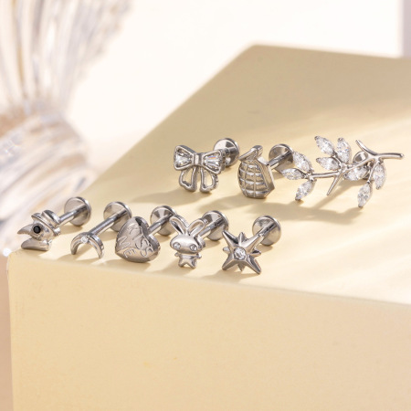 Boucles d'oreilles piercing femme en alliage de titane doré avec zircon, forme dessin animé (1 pièce) 2