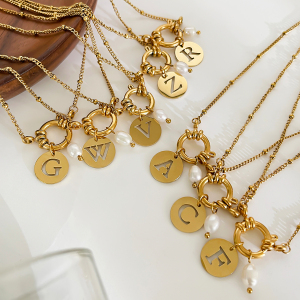 Collier Pendentif Lettre En Acier Inoxydable Étanche Couleur Or Avec Perle (1 Pièce) h5 Image4